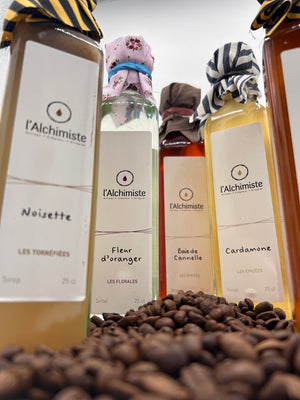 Découvrez une expérience café unique avec notre sélection de sirops artisanaux de le l'artisan siropier l'Alchimiste à Chevreuse. Explosion de saveur garantie ! En vente chez Arlo's Coffee artisan torréfacteur à Rambouillet (78)