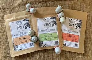 Sachets des cafés en capsules d'arlo's coffee : notre café du brésil et notre mélange mason l'arlo's coffee