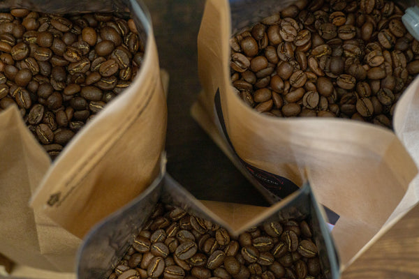Café en grain torréfié chez Arlo's coffee tout juste mis en sacchets. Arlo's Coffee est un artisan torréfacteur situé à Rambouillet dans les Yvelines