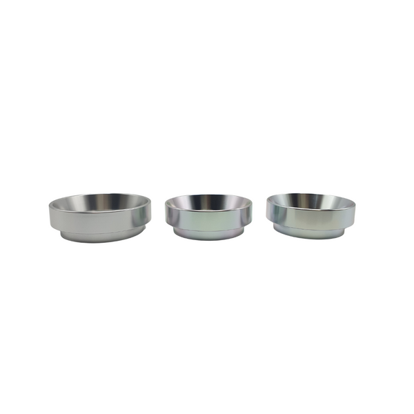 Anneau de dosage pour porte filtre disponible en 51, 53 et 58 mm de diamètre. Ces anneaux en acier inoxydable permettent de ne pas salir votre plan de travail et de ne pas gâcher votre précieuse mouture de café, torréfié par votre artisan torréfacteur Arlo's Coffee à Rambouillet dans les Yvelines.