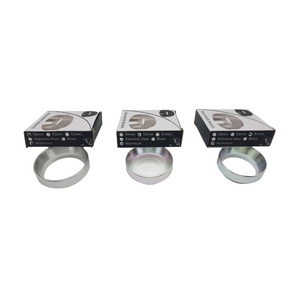 Anneau de dosage pour porte filtre disponible en 51, 53 et 58 mm de diamètre. Ces anneaux en acier inoxydable permettent de ne pas salir votre plan de travail et de ne pas gâcher votre précieuse mouture de café, torréfié par votre artisan torréfacteur Arlo's Coffee à Rambouillet dans les Yvelines.