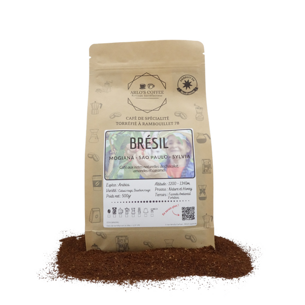 Brésil - Silvia est un café de spécialité pur arabica aux notes naturelles de chocolat, de caramel et d'amande. Brésil appartient à notre gamme fixe. Ce café est issu du commerce équitable, pur arabica, éthique, traçable, disponible en grain ou moulu. En vente chez Arlo’s Coffee, artisan torréfacteur de café de spécialité. Situé en ile de France à Rambouillet, dans les Yvelines (78).