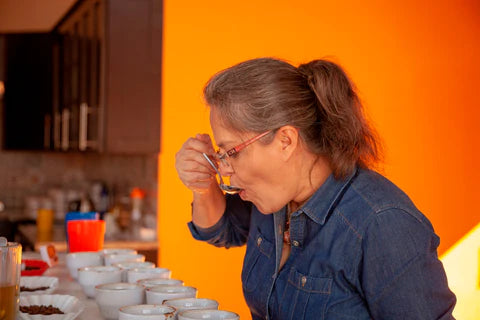 Arlo's Coffee est une torréfaction artisanale de café de spécialité dans les Yvelines, à Rambouillet. Café de spécialité du HONDURAS certifié BIO aux notes naturelles de citrus, de chocolat, de caramel et un profil un peu boisé. Cultivé dans la commune de Marcala, dans le département de La Paz, au sud-ouest du Honduras, issu d’une agriculture biologique, il est le fruit du travail de plusieurs producteurs partenaires de COMSA (Café Organico Marcala). Café à haute valeur environnementale.
