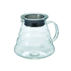 arafe en verre adaptée à la méthode filtre V60, signée Hario. Méthode douce. Convient pour 2 à 5 tasses. Vendu chez Arlo's Coffee, artisan torréfacteur de café de spécialité situé à Rambouillet. Café en grain et café moulu. Café éthique. Café bio équitable.