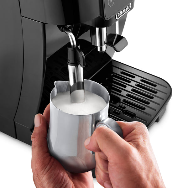 Broyeur expresso De'Longhi - Magnifica Start - Panneau de commande digital -Machine automatique à grain adaptée pour un usage domestique et destinée aux particuliers comme aux professionnels ! Vous ne savez pas quelle machine à café choisir ? Arlo's Coffee, artisan torréfacteur à Rambouillet, vous accompagne pour trouver la machine qui vous correspond ! Un coffret de café éthique en grain pur arabica offert avec l’achat de la machine.