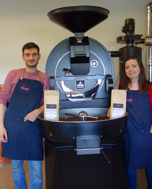 Arlo's Coffee, artisan torréfacteur engagé à Rambouillet, brulerie des Yvelines. Café de spécialité en grains ou moulu. Nous proposons également des machines à café, du thé, du miel, des sirops, du chocolat et des capsules de café. Nous prenons grand soin dans le choix de nos partenaires et de nos fournisseurs.