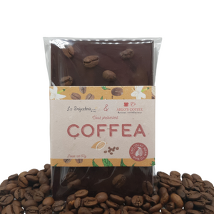 Découvrez la tablette de chocolat 60gr née de la collaboration entre La Brigaderie de Paris et Arlo's Coffee : Coffea. L'alliance parfaite entre le cacao et le café pour des saveurs uniques en bouche. Cette tablette offre une explosion en bouche grâce à ses 70% de cacao et ses grains de café de spécialité torréfiés, incrustés. En vente chez Arlo's Coffee, artisan torréfacteur à Rambouillet, dans les Yvelines (78).