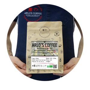 Voici un sachet de 250g de notre café l’Arlo’s Coffee. Un mélange bio maison appartenant à notre gamme fixe. Notre café issu du commerce équitable, pur arabica, éthique, traçable, disponible en grain ou moulu. Arlo’s Coffee est un artisan torréfacteur de café de spécialité. Situé en ile de France à Rambouillet.