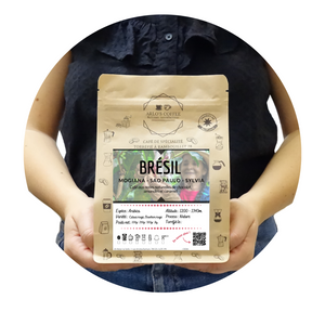 Brésil - Silvia est un café de spécialité pur arabica aux notes naturelles de chocolat, de caramel et d'amande. Brésil appartient à notre gamme fixe. Ce café est issu du commerce équitable, pur arabica, éthique, traçable, disponible en grain ou moulu. En vente chez Arlo’s Coffee, artisan torréfacteur de café de spécialité. Situé en ile de France à Rambouillet, dans les Yvelines (78).