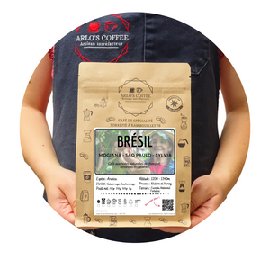 Voici Brésil- Sylvia, un café de spécialité de notre gamme fixe de café. Café bio, café agriculture biologique. Notre café issu du commerce équitable, pur arabica, éthique, traçable, café en grains ou moulu. Arlo’s Coffee est un artisan torréfacteur de café de spécialité. Brulerie Yvelines, Brulerie 78. Situé en ile de France à Rambouillet.