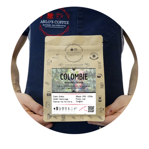 Voici un sachet de 250g de notre café de Colombie. Un café de spécialité appartenant à notre gamme fixe. Ce café est issu du commerce équitable, pur arabica, éthique, traçable, disponible en grain ou moulu. Arlo’s Coffee est un artisan torréfacteur de café de spécialité. Situé en ile de France à Rambouillet.