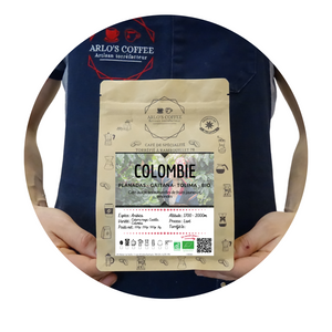 Café de spécialité de Colombie, pur arabica, grain ou moulu arrivé par voilier. Notes naturelles de fruits jaunes et amandes. Café éthique et responsable, préserve l'environnement et le producteur, en lui assurant une juste rémunération. Arlo's Coffee, artisan torréfacteur à Rambouillet, dans les Yvelines.