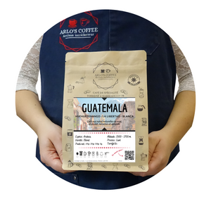 Sachet de 100, 250, 500 grammes et 1 kilo. Blanca est un café de spécialité venu du Guatemala, pur arabica, disponible en grain ou moulu. Issu du commerce équitable avec pour valeurs l'éthique et le durable, ce café offre des notes naturelles de miel, chocolat, noisette et amande. En vente chez votre artisan torréfacteur, Arlo's Coffee à Rambouillet, dans les Yvelines.