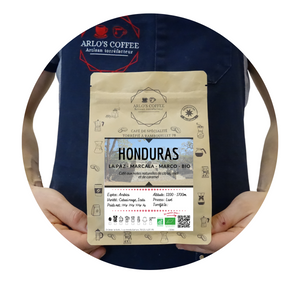 Voici un sachet de 250g de notre café bio du Honduras. Un café de spécialité appartenant à notre gamme fixe. Notre café issu du commerce équitable, pur arabica, éthique, traçable, disponible en grain ou moulu. Arlo’s Coffee est un artisan torréfacteur de café de spécialité. Situé en ile de France dans les Yvelines à Rambouillet.