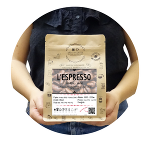 Voici un sachet de 250g de notre café l’Espresso. Un mélange 80% arabica et 20% robusta appartenant à notre gamme fixe. Notre café issu du commerce équitable, pur arabica, éthique, traçable, disponible en grain ou moulu. Arlo’s Coffee est un artisan torréfacteur de café de spécialité. Situé en ile de France dans les Yvelines à Rambouillet.
