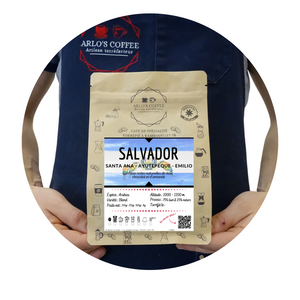 Emilio est un café de spécialité venu du Salvador, pur arabica, disponible en grain ou moulu. Issu du commerce équitable avec pour valeurs l'éthique et le durable, ce café offre des notes naturelles de citron, noix de coco, amande. En vente chez votre artisan torréfacteur, Arlo's Coffee à Rambouillet, dans les Yvelines.