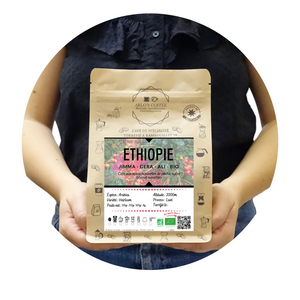 Voici Ali, un café BIO d'Éthiopie de notre gamme éphémère. Café de spécialité aux saveurs fruitées est un café pur arabica équitable, en grain & moulu, éthique et durable aux notes naturelles de pêche, citron, abricot, caramel et noisettes. Fraîchement torréfié par Arlo's Coffee, artisan à Rambouillet.