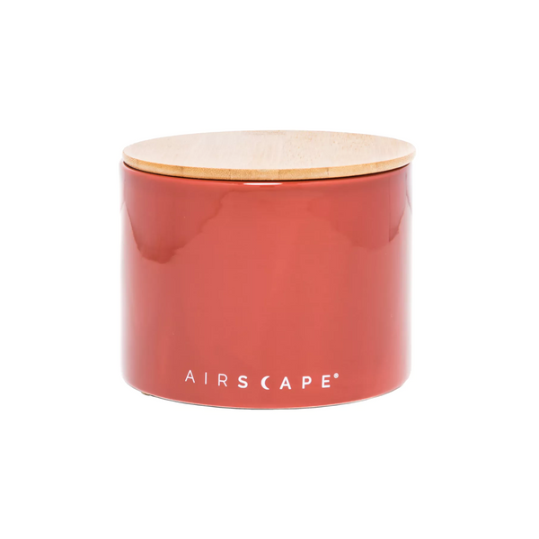 Boite en céramique, Airscape, conserve au mieux votre café en grains ou moulu et même les épices ! Très élégante avec son couvercle en bambou, elle est disponible en trois coloris : bleu, noir et blanc. L’airscape®, grâce à une technologie brevetée, permet de retirer l’air et de le pousser vers l’extérieur pour prolonger la durée de vie du café. Matériau céramique et couvercle en bambou. Capacité de 250gr. Disponible chez Arlo's Coffee artisan torréfacteur à Rambouillet.