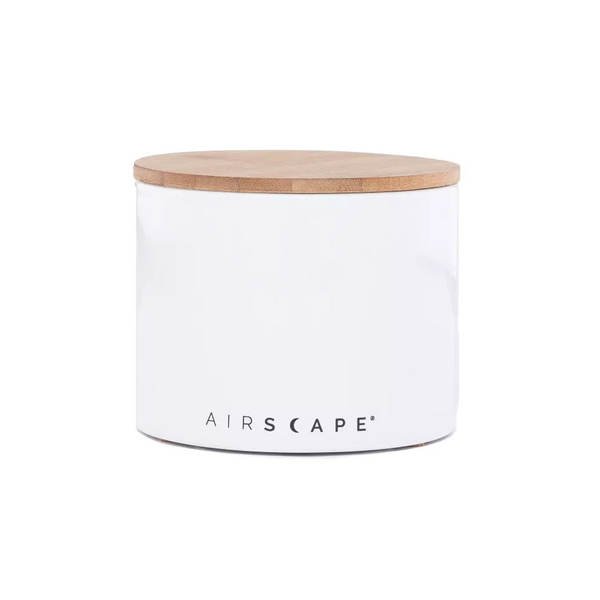 Boite en céramique, Airscape, conserve au mieux votre café en grains ou moulu et même les épices ! Très élégante avec son couvercle en bambou, elle est disponible en trois coloris : bleu, noir et blanc. L’airscape®, grâce à une technologie brevetée, permet de retirer l’air et de le pousser vers l’extérieur pour prolonger la durée de vie du café. Matériau céramique et couvercle en bambou. Capacité de 250gr. Disponible chez Arlo's Coffee artisan torréfacteur à Rambouillet.