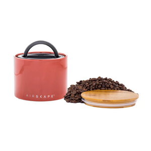 Boite en céramique, Airscape, conserve au mieux votre café en grains ou moulu et même les épices ! Très élégante avec son couvercle en bambou, elle est disponible en trois coloris : bleu, noir et blanc. L’airscape®, grâce à une technologie brevetée, permet de retirer l’air et de le pousser vers l’extérieur pour prolonger la durée de vie du café. Matériau céramique et couvercle en bambou. Capacité de 250gr. Disponible chez Arlo's Coffee artisan torréfacteur à Rambouillet.