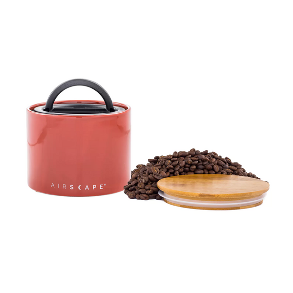 Boite en céramique, Airscape, conserve au mieux votre café en grains ou moulu et même les épices ! Très élégante avec son couvercle en bambou, elle est disponible en trois coloris : bleu, noir et blanc. L’airscape®, grâce à une technologie brevetée, permet de retirer l’air et de le pousser vers l’extérieur pour prolonger la durée de vie du café. Matériau céramique et couvercle en bambou. Capacité de 250gr. Disponible chez Arlo's Coffee artisan torréfacteur à Rambouillet.