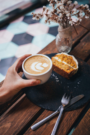 Arlo's Coffee, localisation. Arlo's Coffee se situe dans une zone industrielle de Gazeran proche de Rambouillet. Arlo's Coffee est un artisan torréfacteur de café de spécialité engagé pour l'environnement, le bien être des producteurs et de leur rémunération. Arlo's Coffee propose également son café à des professionnels, n'hésitez pas à nous contacter pour recevoir les modalités.