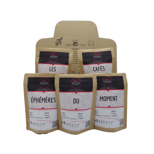 Coffret de cafés avec nos cafés de la gamme "Ephémère" à travers 5 sachets de 100gr de notre gamme. ARLO'S COFFEE est un artisan torréfacteur de café de spécialité, pur arabica, grain ou moulu, éthique et durable. La torréfaction est située en ile de France, dans les Yvelines et plus précisément à Rambouillet. Coffee box, coffee gift box.