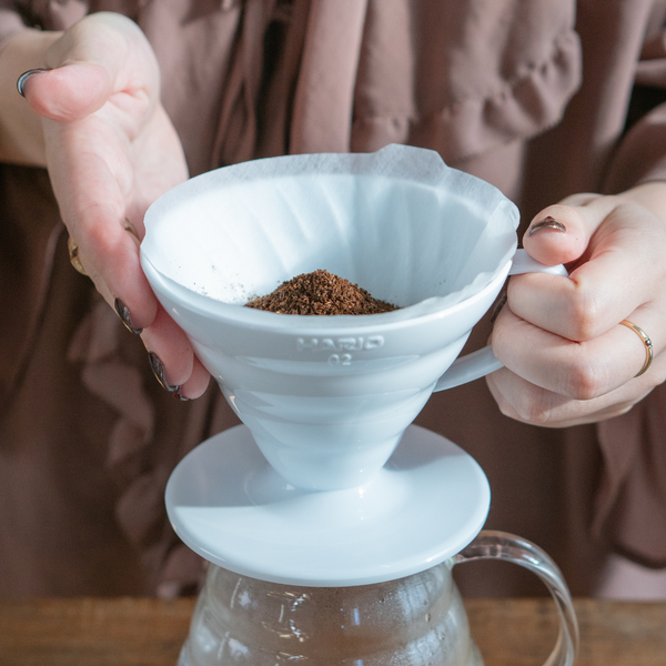 Dripper V60, porte filtre V60, café en méthode douce, café filtre. Dripper en plastique, marque Hario en vente chez Arlo's Coffee, artisan torréfacteur à rambouillet