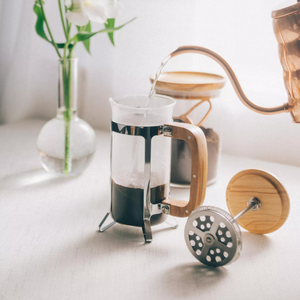 Cafetière à piston en bois d'olivier, café filtre, café de spécialité, café grains ou moulu, café torréfié par Arlo's Coffee, artisan torréfacteur à Rambouillet, brulerie des Yvelines