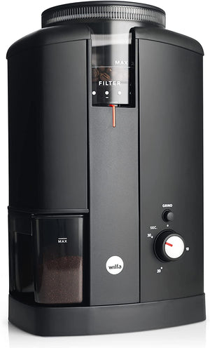 Moulin broyeur à café électrique Wilfa Aroma, élégant pour un meulage de précision et un arôme parfait. Meules en inox. Adapté à un usage domestique. Moutures grosses ou fines. Taille de la mouture ajustable. Bac à grain 250 g. Bac à café moulu 150 g. En vente chez Arlo’s Coffee, artisan torréfacteur à Rambouillet.