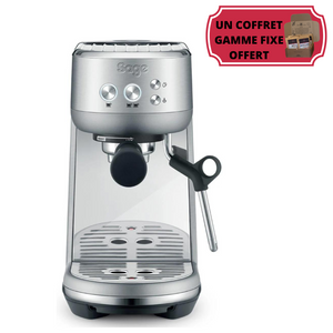 Expresso automatique - Bambino - compacte. Pompe 15 bars. Le bac d'égouttage, la buse vapeur pivotante et le réservoir d'eau de 1,4L sont amovibles et faciles à nettoyer. Porte filtre 54 mm. Coloris Argent. Retrouvez-là chez Arlo's Coffee, artisan torréfacteur à Rambouillet (Yvelines). Découvrez également notre café de spécialité (éthique et responsable) pur arabica en grain ou moulu ! Un coffret de café est offert pour l'achat d'une machine.
