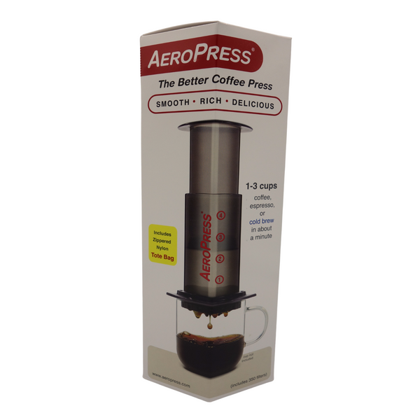 Cafetière Aeropress - Dimensions : 13x13x28cm - Convient pour 1 à 3 tasses. Méthode douce. Simple d’utilisation, tout en restant dans l’esprit du slow coffee, cette cafetière donne les résultats les plus proches de l’expresso. En vente chez Arlo’s Coffee, artisan torréfacteur de café de spécialité situé à Rambouillet dans les Yvelines. Café en grain et moulu. Café éthique et responsable.