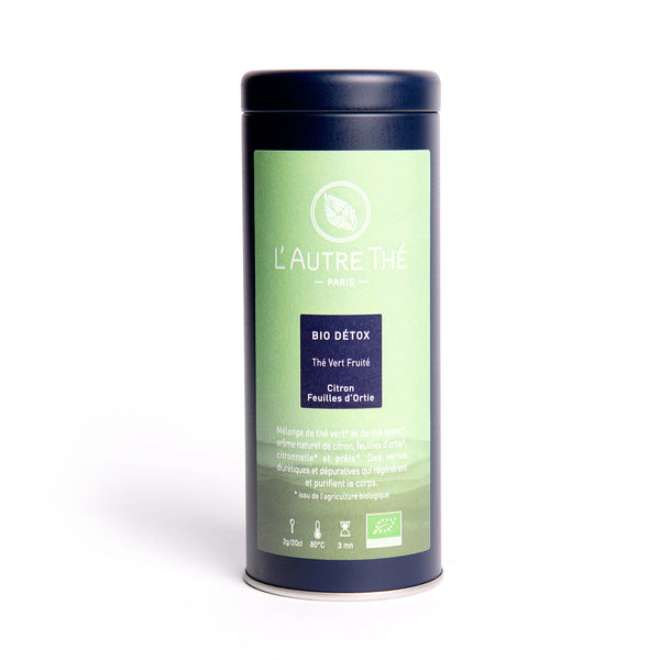 Bio detox / L'autre thé / Mélange thé bio / Arlo's Coffee / Ce thé bio détox est un mélange de thé vert Sencha, de thé blanc Paï Mu Tan et de prêle, à l'arôme naturel de citron. Il est agrémenté de feuilles d'ortie et de citronnelle.  Son goût est exquis, frais, fruité, et très rafraîchissant.  Ses ingrédients sont connus pour leurs propriétés drainantes protectrices et purifiantes : thé vert et thé blanc antioxydants, prêle reminéralisante, ortie dépurative et citronnelle stimulante du système digestif.