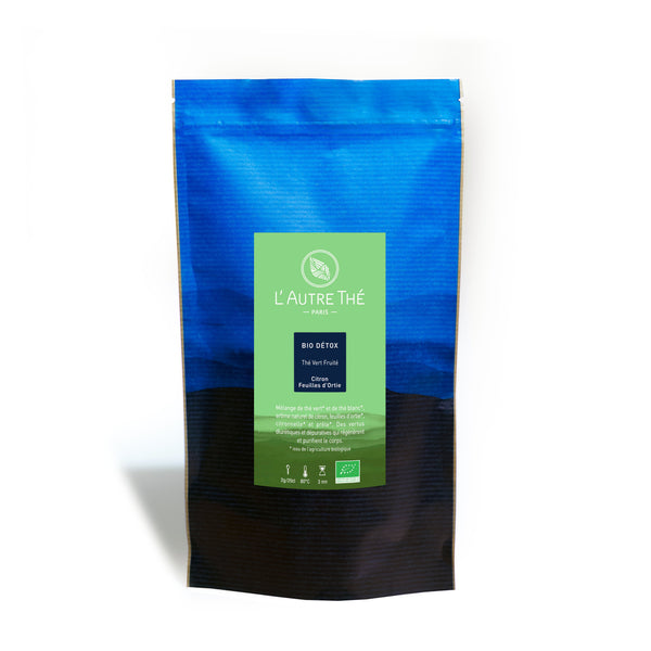 Bio detox / L'autre thé / Mélange thé bio / Arlo's Coffee / Ce thé bio détox est un mélange de thé vert Sencha, de thé blanc Paï Mu Tan et de prêle, à l'arôme naturel de citron. Il est agrémenté de feuilles d'ortie et de citronnelle. Son goût est exquis, frais, fruité, et très rafraîchissant. Ses ingrédients sont connus pour leurs propriétés drainantes protectrices et purifiantes : thé vert et thé blanc antioxydants, prêle reminéralisante, ortie dépurative et citronnelle stimulante du système digestif.
