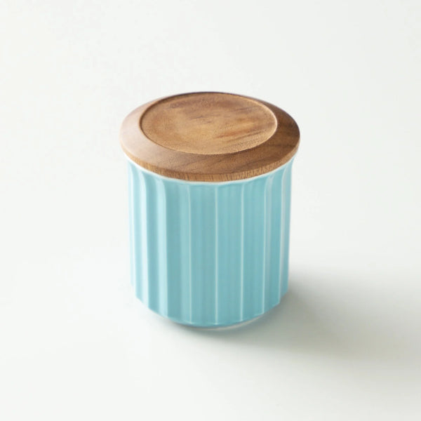Jolie boite en porcelaine, pour conserver au mieux votre café en grains ou moulu et même les épices ! Très élégante avec son couvercle en bois, elle est disponible en 4 coloris : bleu, noir, jaune et blanc. La plupart des récipients de stockage café sont « hermétiques », ce qui signifie qu’ils enferment l’air dedans avec le contenu. Contenance 200gr. Matériau porcelaine et couvercle en bois pour une conservation du café au top de l’élégance. Disponible chez Arlo's Coffee artisan torréfacteur à Rambouillet.