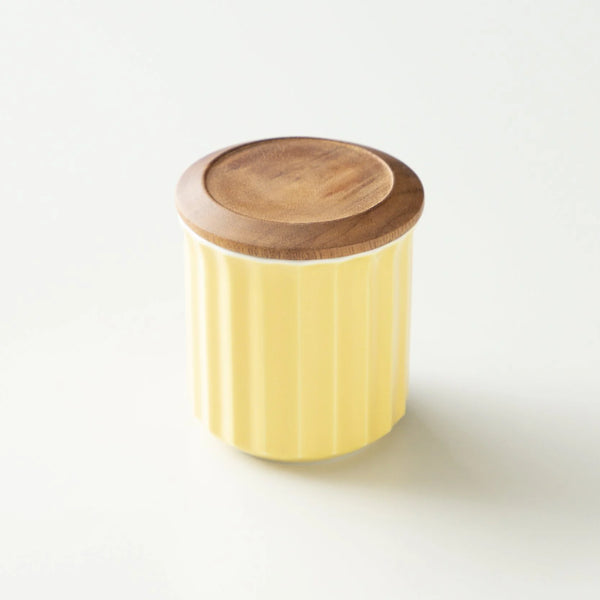 Jolie boite en porcelaine, pour conserver au mieux votre café en grains ou moulu et même les épices ! Très élégante avec son couvercle en bois, elle est disponible en 4 coloris : bleu, noir, jaune et blanc. La plupart des récipients de stockage café sont « hermétiques », ce qui signifie qu’ils enferment l’air dedans avec le contenu. Contenance 200gr. Matériau porcelaine et couvercle en bois pour une conservation du café au top de l’élégance. Disponible chez Arlo's Coffee artisan torréfacteur à Rambouillet.