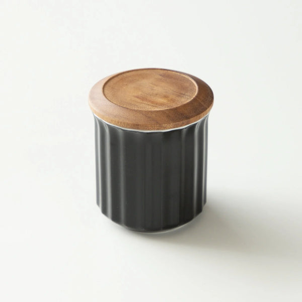 Jolie boite en porcelaine, pour conserver au mieux votre café en grains ou moulu et même les épices ! Très élégante avec son couvercle en bois, elle est disponible en 4 coloris : bleu, noir, jaune et blanc. La plupart des récipients de stockage café sont « hermétiques », ce qui signifie qu’ils enferment l’air dedans avec le contenu. Contenance 200gr. Matériau porcelaine et couvercle en bois pour une conservation du café au top de l’élégance. Disponible chez Arlo's Coffee artisan torréfacteur à Rambouillet.