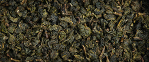 Oolong Dong Ding / L'autre thé / Oolong / Découvert lors du dernier voyage d'Arnaud DHENIN à Taïwan en Mai 2018, ce thé Oolong Dong Ding donne une infusion d'un joli ton jaune paille. Ces arômes sont multiples : des notes végétales, florales, légèrement boisées. D'un rapport qualité prix exceptionnel pour un oolong de Taïwan, c'est un point d'entrée idéal dans l'univers des oolongs Taïwanais. En vente chez Arlo’s Coffee, artisan torréfacteur de café de spécialité situé à Rambouillet dans les Yvelines
