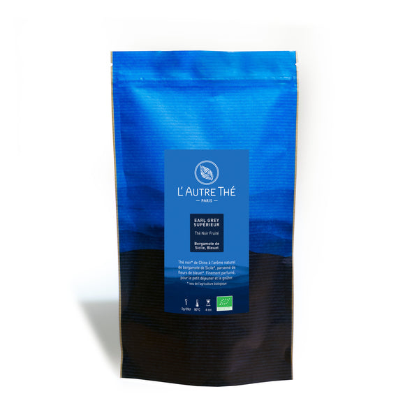 Earl Grey Supérieur Bio / L'autre thé / Thé noir / Arlo's Coffee / Ce thé noir Earl Grey Biologique est un subtil mélange de thés noirs d'Inde à la bergamote de Sicile parsemé de fleurs de bleuet. Finement parfumé, il accompagne harmonieusement le petit déjeuner ou le goûter. Un grand classique pour les amateurs de bergamote. La bergamote est un agrume fruité très vif. En vente chez Arlo’s Coffee, artisan torréfacteur de café de spécialité situé à Rambouillet dans les Yvelines, ile de France.