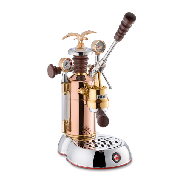 Machine à levier - Esperto La Pavoni. Buse vapeur 1 trou de diamètre 1.5 mm et 2 mm - Porte-filtre ''Professionnal'' ''Fascino'' ''Competizione'' - Réservoir 1.6 L - Manomètre - Boîtier et unité d'extraction en laiton - Corps, base et levier en acier inox - Poignée, bouton et capuchon en bois - Poids 6.2kg. ARLO'S COFFEE artisan torréfacteur à Rambouillet (Yvelines) vous accompagne pour choisir votre machine à grain espresso broyeur. Découvrez également notre café éthique en grain ou moulu et 100% arabica !