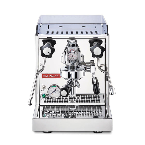 Machine à café Semi-pro - Cellini Classic - Chaudière 1.8 L - Réservoir d'eau 2.9 L amovible - Buse vapeur en acier inox pour préparer cappuccinos, boissons lactées ou thé et infusions - Châssis en acier inoxydable - Thermostat de sécurité - tasseur, cuillère doseuse et brosse de nettoyage - ARLO'S COFFEE artisan torréfacteur à Rambouillet (Yvelines) vous accompagne pour choisir votre machine à grain espresso broyeur. Découvrez également notre café éthique en grain ou moulu et 100% arabica !