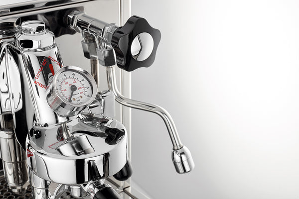Machine à café Semi-pro - Cellini Classic - Chaudière 1.8 L - Réservoir d'eau 2.9 L amovible - Buse vapeur en acier inox pour préparer cappuccinos, boissons lactées ou thé et infusions - Châssis en acier inoxydable - Thermostat de sécurité - tasseur, cuillère doseuse et brosse de nettoyage - ARLO'S COFFEE artisan torréfacteur à Rambouillet (Yvelines) vous accompagne pour choisir votre machine à grain espresso broyeur. Découvrez également notre café éthique en grain ou moulu et 100% arabica !