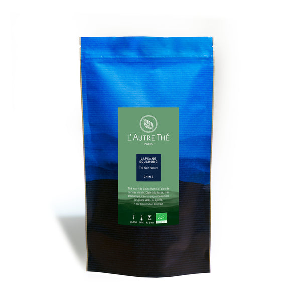 Lapsang Souchong Bio / L'autre thé / Thé noir fumé / Le terme Lapsang Souchong désigne un thé noir fumé après récolte sur un feu de bois de pin, afin de lui donner une saveur boisée et fumée bien particulière. On appelle également cette catégorie « thés fumés » ou « Zheng Shan Xiao Zhong ». Ce thé bio Lapsang Souchong est un thé fumé de Chine à la racine de pin. Clair à la tasse, très aromatique, il accompagne délicatement les plats salés ou épicés. En vente chez Arlo’s Coffee, artisan torréfacteur