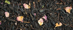 Ma Rose Bio / L'autre thé / Thé noir / Arlo's Coffee / Ce thé noir à la Rose bio est un mélange de thés d'Assam et d'Inde du Sud aromatisés à la rose et parsemés de pétales de roses.   Pour une pause fleurie l'après-midi.En vente chez Arlo’s Coffee, artisan torréfacteur de café de spécialité situé à Rambouillet dans les Yvelines, ile de France. 