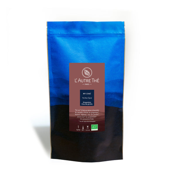 My Chai bio / L'autre thé / Thé noir / Arlo's Coffee / Thé noir d'Inde bio est accompagnés des épices qui font la renommée du thé chaï : cannelle, gingembre, fenouil, cardamome, clous de girofle, réglisse et poivre noir. Un concentré d'Inde à boire pur ou accompagné d'une touche de lait et de sucre à la manière des Indiens. Vous pouvez également infuser directement le thé dans du lait chaud pour faire un Chaï latte. Un thé noir épicé qui réchauffe et qui fait voyager ! En vente chez Arlo’s Coffee