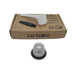 Éléments contenus dans la boite : une capsule réutilisable compatible Nespresso, une brosse et une cuillère doseuse. La capsule est en acier inoxydable et couvercle en silicone conçues pour une réutilisation sans fin sur votre machine Nespresso ! En vente chez Arlo’s Coffee, artisan torréfacteur de café de spécialité situé à Rambouillet dans les Yvelines. Café en grain et moulu. Café éthique et responsable.