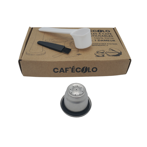 Éléments contenus dans la boite : une capsule réutilisable compatible Nespresso, une brosse et une cuillère doseuse. La capsule est en acier inoxydable et couvercle en silicone conçues pour une réutilisation sans fin sur votre machine Nespresso ! En vente chez Arlo’s Coffee, artisan torréfacteur de café de spécialité situé à Rambouillet dans les Yvelines. Café en grain et moulu. Café éthique et responsable.