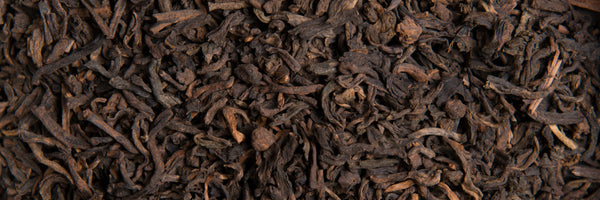 Pu Erh Bio / L'autre thé / Yunnan Tuocha /Ce thé bio "Pu Erh" ou "Yunnan Tuocha" provient du sud de la province chinoise du Yunnan. Ses feuilles sont pressées et cassées. On l'appelle thé sombre car il subit une longue fermentation et conservation dans le noir, ce qui lui donnent une maturation propre au Pu Erh. Le thé bio Pu Erh offre une tasse aromatique terreuse au léger goût de noisette. En vente chez Arlo’s Coffee, artisan torréfacteur de café de spécialité situé à Rambouillet dans les Yvelines