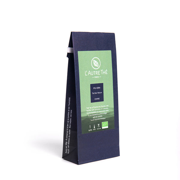 Pu Erh Bio / L'autre thé / Yunnan Tuocha /Ce thé bio "Pu Erh" ou "Yunnan Tuocha" provient du sud de la province chinoise du Yunnan. Ses feuilles sont pressées et cassées. On l'appelle thé sombre car il subit une longue fermentation et conservation dans le noir, ce qui lui donnent une maturation propre au Pu Erh. Le thé bio Pu Erh offre une tasse aromatique terreuse au léger goût de noisette. En vente chez Arlo’s Coffee, artisan torréfacteur de café de spécialité situé à Rambouillet dans les Yvelines