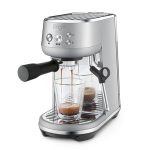 Expresso automatique - Bambino - compacte. Pompe 15 bars. Le bac d'égouttage, la buse vapeur pivotante et le réservoir d'eau de 1,4L sont amovibles et faciles à nettoyer. Porte filtre 54 mm. Coloris Argent. Retrouvez-là chez Arlo's Coffee, artisan torréfacteur à Rambouillet (Yvelines). Découvrez également notre café de spécialité (éthique et responsable) pur arabica en grain ou moulu ! Un coffret de café est offert pour l'achat d'une machine.